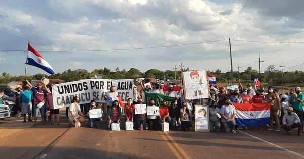 La Nación / Pobladores de Caapucú cierran Ruta PY01 ante falta de agua