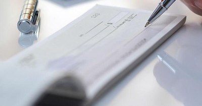 La Nación / Roban talonario de cheques para realizar millonarias compras