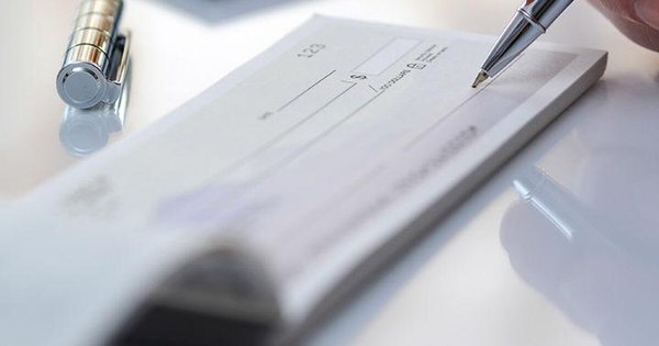 La Nación / Roban talonario de cheques para realizar millonarias compras