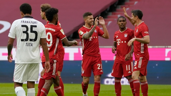 Bayern Múnich golea y queda cerca de la punta