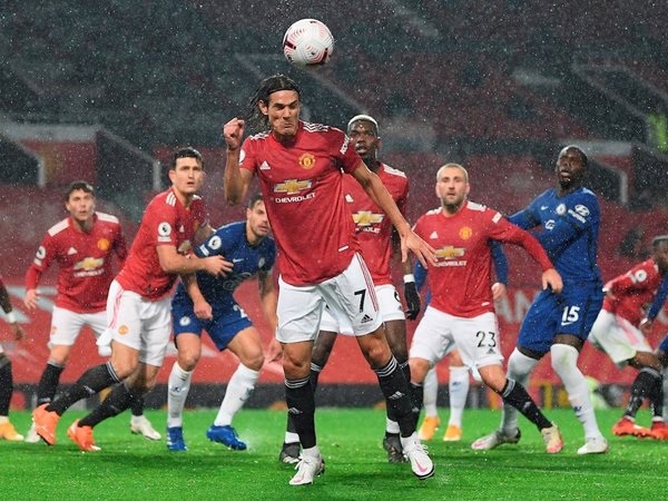 El United y el Chelsea se atascan en el debut de Cavani