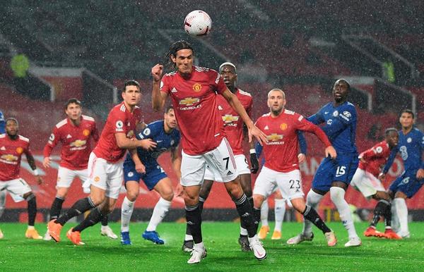 El United y el Chelsea se atascan en el debut de Cavani