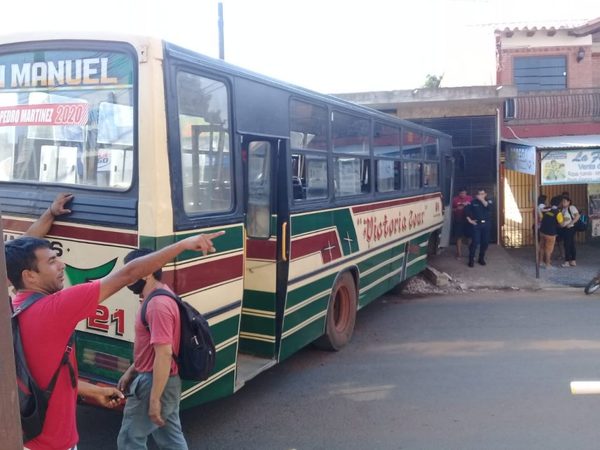 Perdió el freno y subió a la vereda » San Lorenzo PY