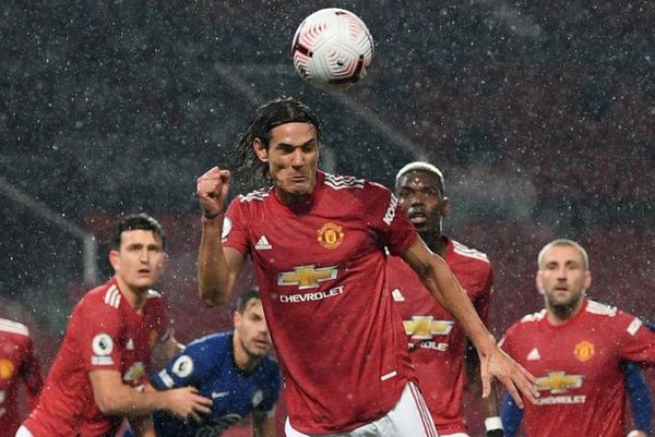 Manchester United y Chelsea empataron en el debut de Edinson Cavani