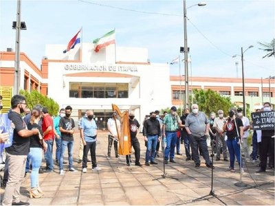 Artistas se manifiestan frente a la Gobernación de Itapúa