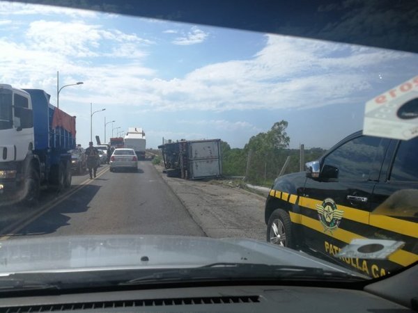 Presuntos contrabandistas: Persecución y vuelco en zona del Puente Remanso - ADN Paraguayo