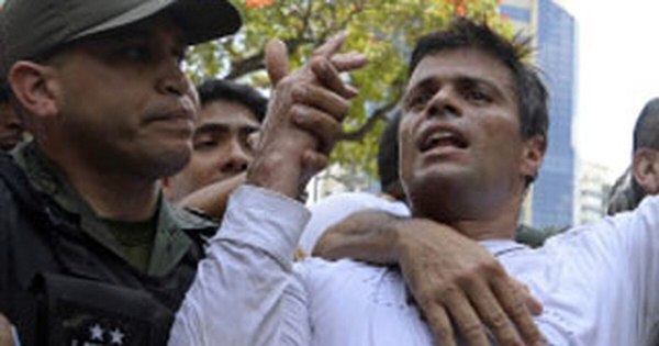 La Nación / Leopoldo López salió de Venezuela