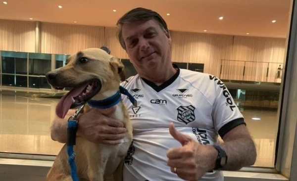 HOY / Bolsonaro dice que en su casa las vacunas son solo obligatorias para el perro