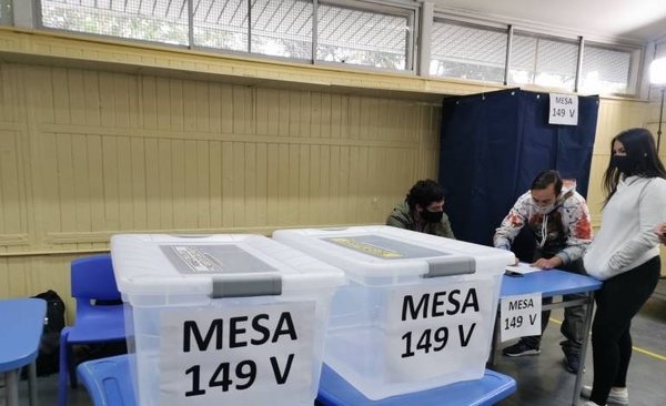 HOY / Abren los centros de votación en Chile para el histórico plebiscito constitucional