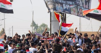 La Nación / Iraquíes salen a la calle por el primer aniversario de la revolución