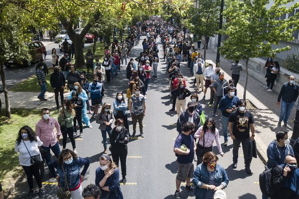 Chilenos salen a votar en referéndum constitucional a pesar de la pandemia - Mundo - ABC Color