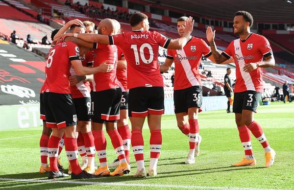 Southampton sorprende al Everton y equilibra la Premier