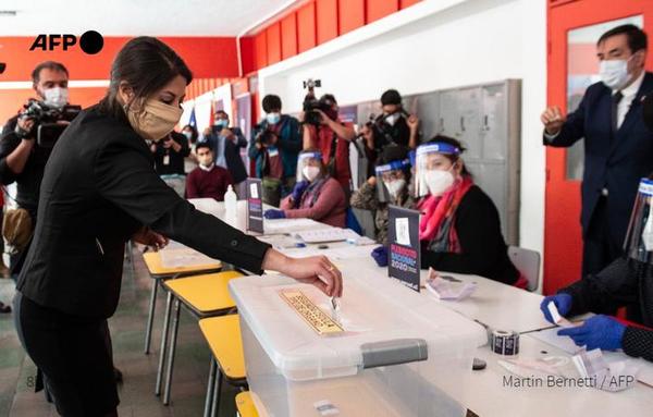 Chilenos salen a votar a favor o en contra de la reforma constitucional en su país