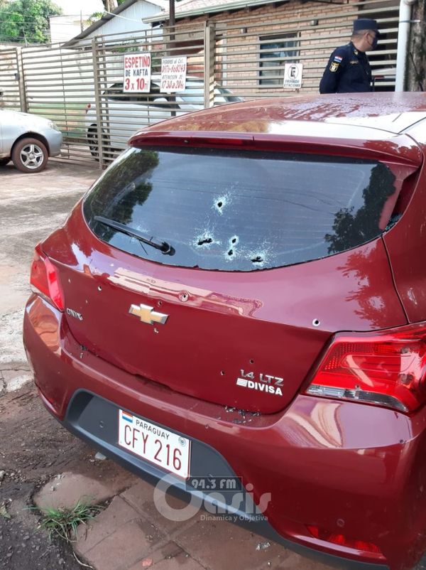 Rocían con disparos de arma de fuego un vehículo en Pedro Juan