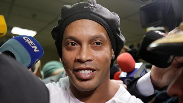 Ronaldinho da positivo a Covid-19