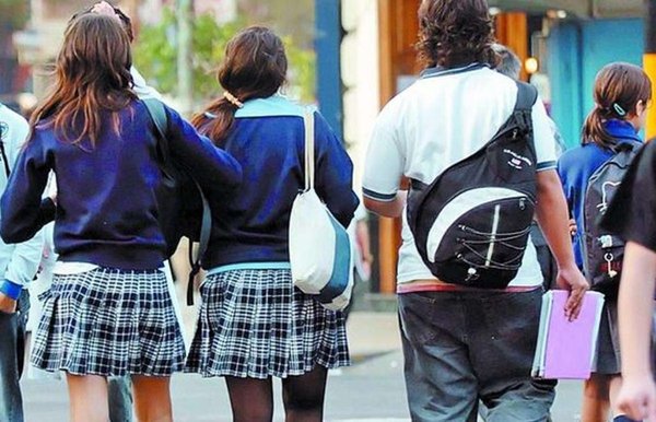 Ejecutivo anuncia el retorno de clases de alumnos del último año | Noticias Paraguay