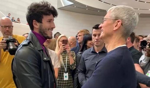 HOY / Sebastián Yatra y Tim Cook apoyan la inmigración en una entrevista conjunta