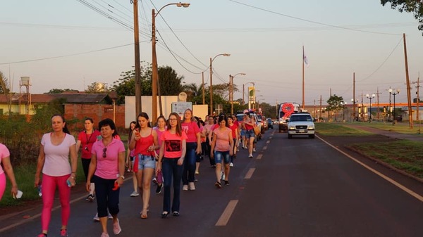 Colorida marcha para concienciar sobre cáncer de mama