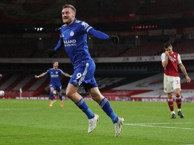 Vardy amarga al Arsenal