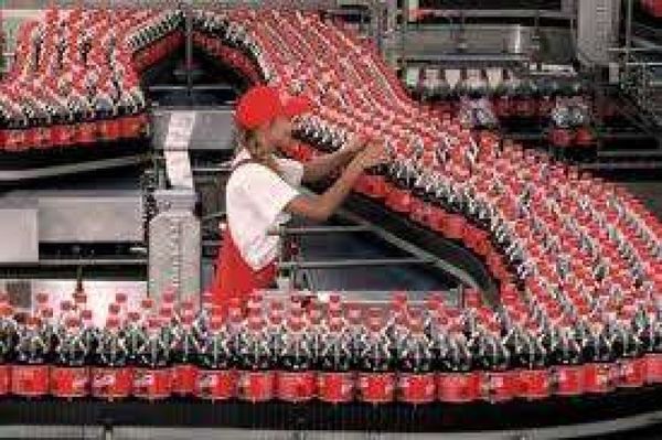 Coca-Cola planea eliminar la mitad de sus marcas de bebidas por crisis de Covid-19