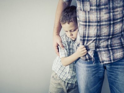 ¿Cómo pueden apoyar los padres a un niño tímido?