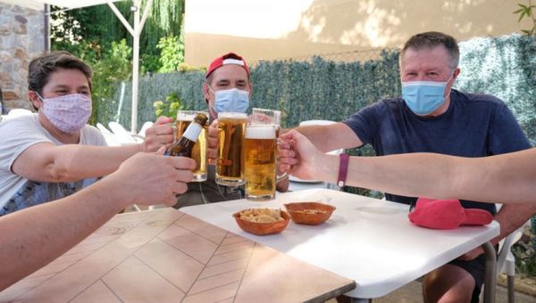 Un salón, un bar y una clase: así contagia el coronavirus en el aire