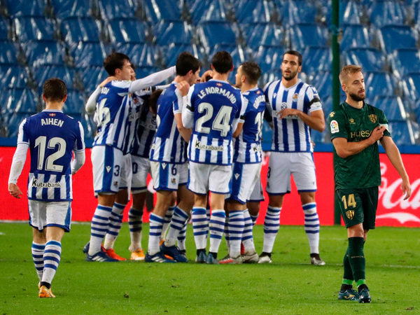 Real Sociedad gana recupera el primer puesto