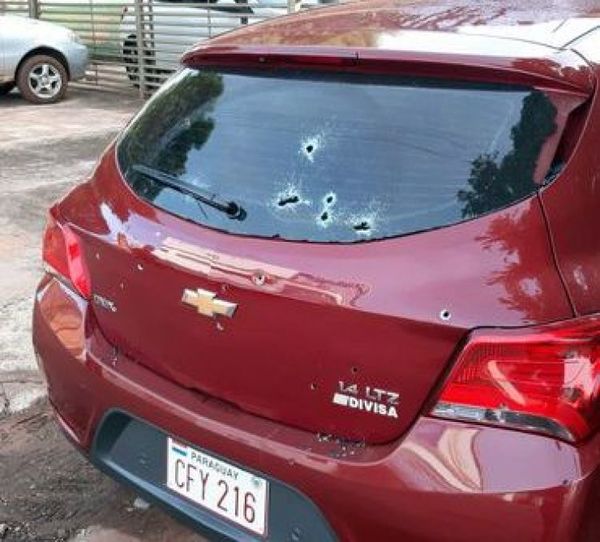 Balean vehículo estacionado en barrio Mariscal Estigarribia