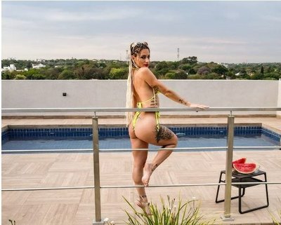 Crónica / ¡MAMAU! Cantante ahora diseña sus propios bikinis osados