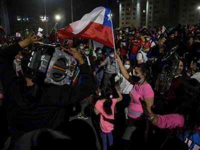Con el plebiscito nacido en la calle se sepulta la Constitución de Pinochet