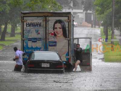 Lluvia hizo “APARECER” antiguo problema de una calle “ACUÁTICA”