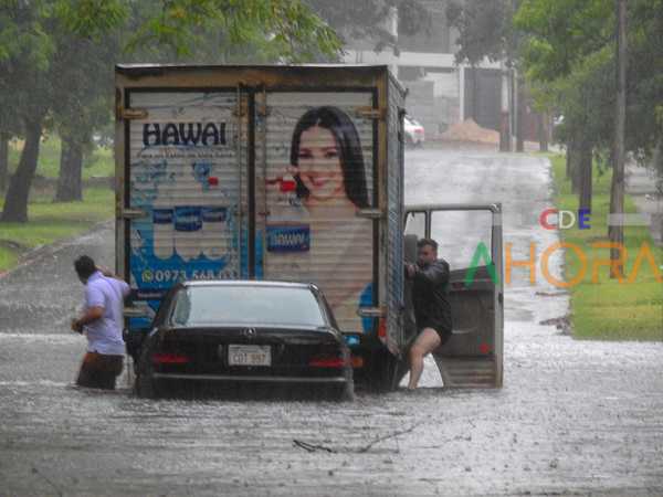 Lluvia hizo “APARECER” antiguo problema de una calle “ACUÁTICA”