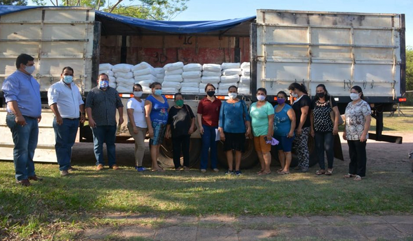 Productores de Simón Bolívar y Santa Rosa del Mbutuy reciben cal agrícola - Noticiero Paraguay