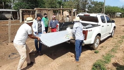 Caazapá: Familias afectadas por temporal reciben asistencia de la gobernación - Noticiero Paraguay