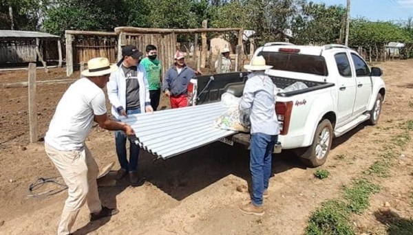 Caazapá: Familias afectadas por temporal reciben asistencia de la gobernación - Noticiero Paraguay