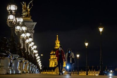 El covid pasa factura al romance en París, la capital del amor  - Mundo - ABC Color