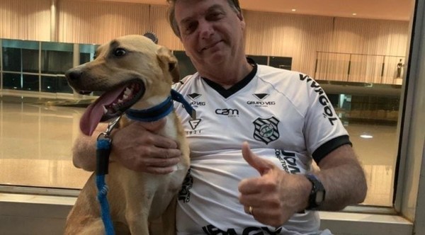 Jair Bolsonaro afirmó que en su casa solo su mascota es obligado a recibir los antivirus