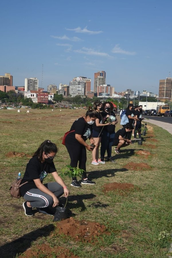 Proyecto Plantatón: evento ambiental más importante de la capital, fueron sembradas 1.800 plantas en la Costanera
