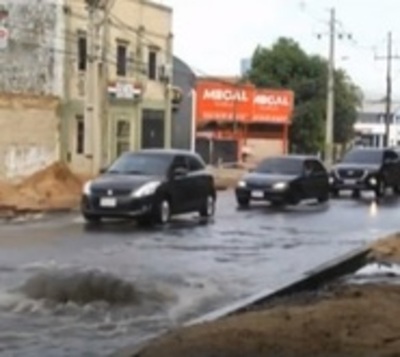 Aguas negras salen a borbotones en zona del Botánico - Paraguay.com