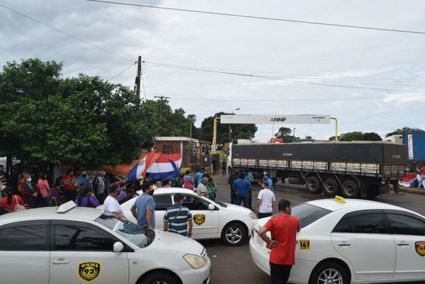 Trabajadores de frontera bloquean acceso a ANNP en Encarnación - Nacionales - ABC Color