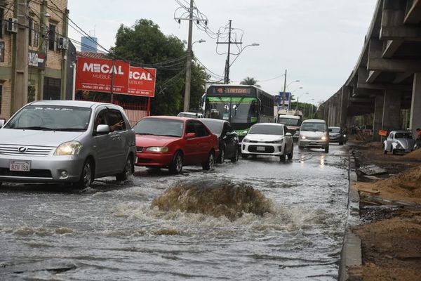 Sigue el “géiser” de cloaca en medio del viaducto que se construye en zona del Botánico - Nacionales - ABC Color