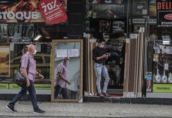 Los economistas prevén que la economía brasileña se retraerá menos del 5 % - MarketData