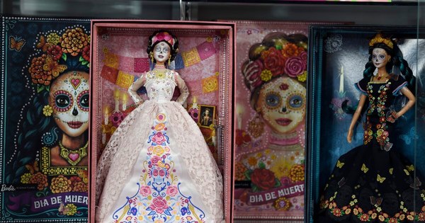 La Nación / Barbie Día de Muertos, entre la exaltación cultural y la explotación monetaria