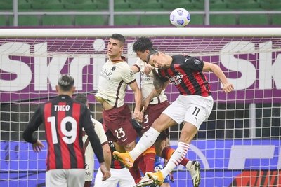 Milan empata ante Roma, pero sigue como solitario líder