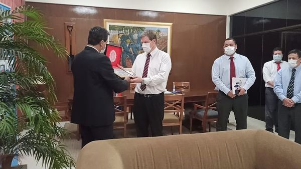 Entregan reconocimiento a titular de Essap “por su gestión” - Nacionales - ABC Color