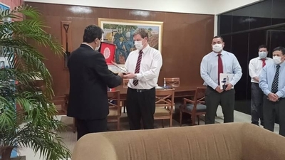 HOY / En medio de quejas por falta de agua, entregan reconocimiento al presidente de la Essap