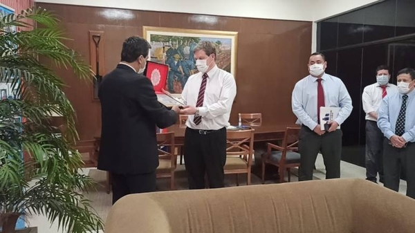 HOY / En medio de quejas por falta de agua, entregan reconocimiento al presidente de la Essap