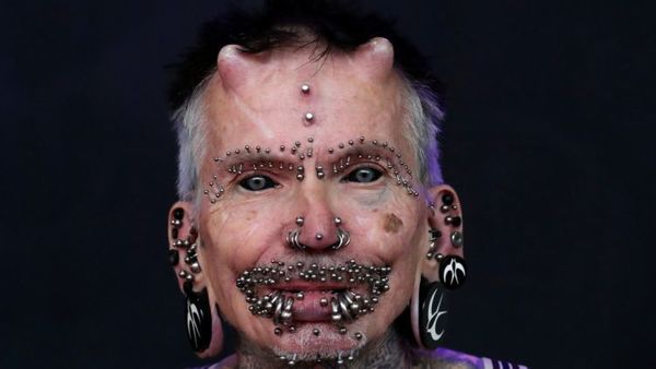 Esta es la persona con más modificaciones corporales, incluidos dos cuernos y más de 450 piercings