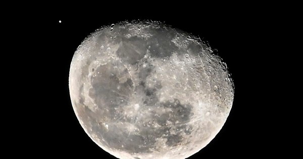 La Nación / La Luna contiene más agua de lo que se creía, según la NASA