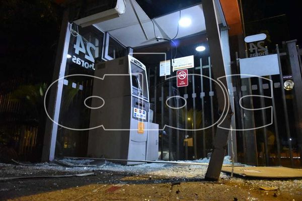 Cabina de cajero resultó con daños tras un choque - Nacionales - ABC Color